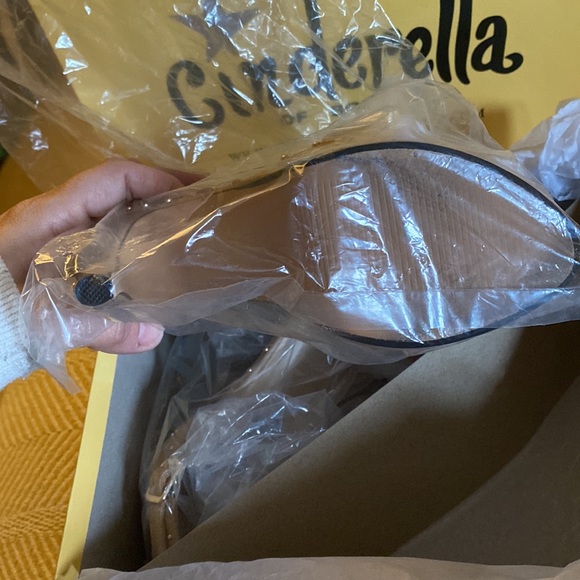 Upton Natural platform heels for petite woman size 2.5 or can fit a girl 1 - Picture 4 of 14